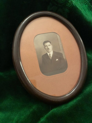Oval frame used with passepartout and portrait