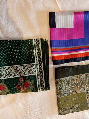 Set of 3 vintage women's scarves like new, multicolored