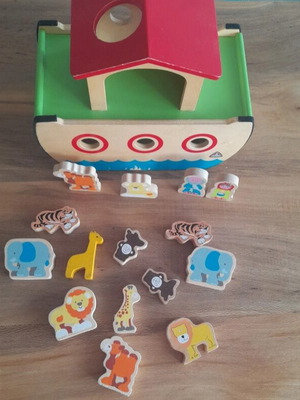 Wooden Ark Toy like new with animals