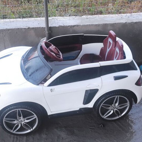 Electric children's car like new with remote control and radio