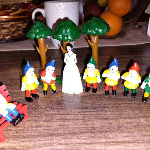 Snow White and the 7 Dwarfs used cake decorations