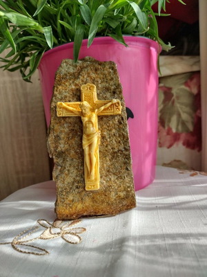 Crucifix on gneiss rock like new, dimensions 11x6x2 cm