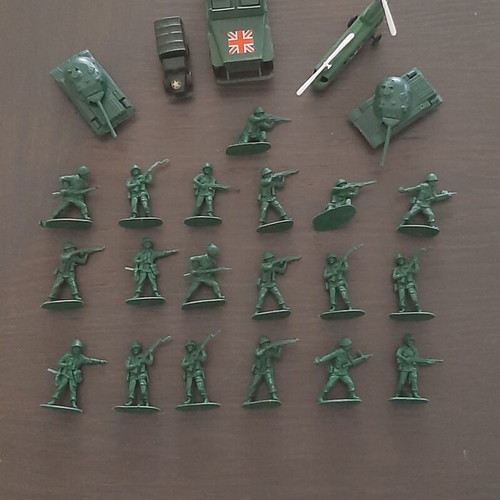 Vintage plastic military figures and vehicles collection, like new