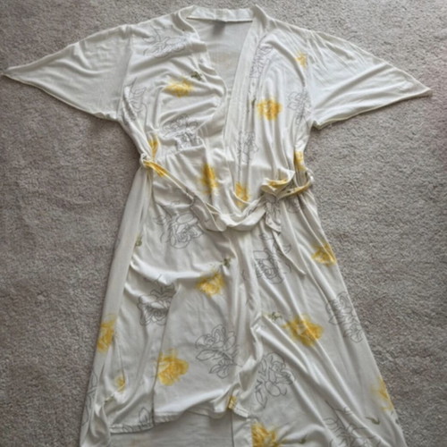 Nightgown and robe set XXL like new, beige with yellow flowers