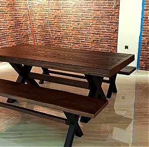 Τραπέζι με δύο παγκάκια από μασίφ ατόφιο ξύλο και μεταλλική βάση μοναστηριακού τύπου