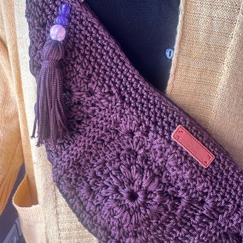 Handmade knitted crossbody bag in burgundy with geometric strap