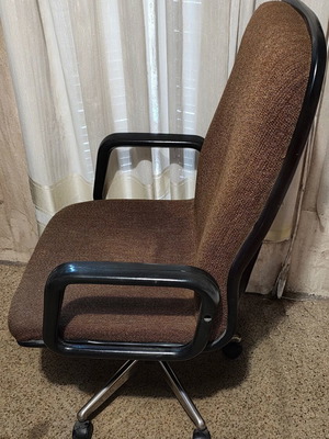 Office chair used, swivel with armrests and adjustable height
