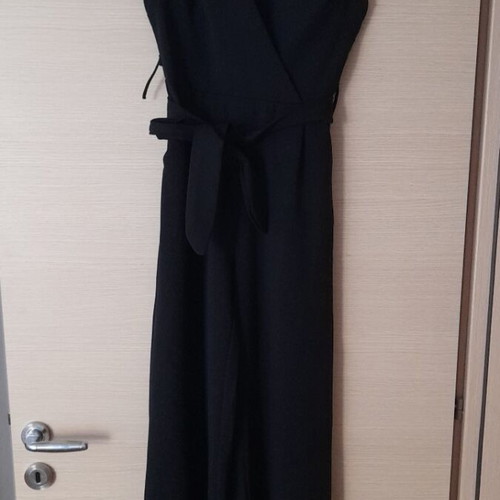 Black jumpsuit like new with zipper and belt, size M