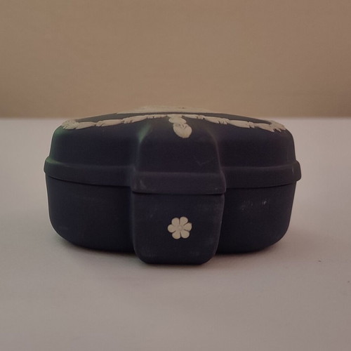 Vintage Wedgwood Jasperware "Spade" trinket box Portland Blue new