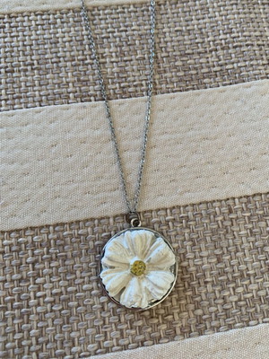 Handmade necklace with white daisy and silver steel chain
