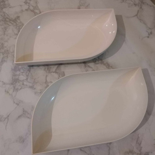 Plastic decor set like new, ideal for serving