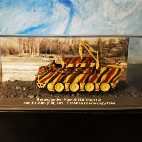 WWII tank 1/72 scale with magazine like new