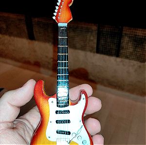 Ηλεκτρική κιθάρα μινιατούρα 1:12 Fender Stratocaster brown-white 19 cm ύψος με βάση στο κουτί της.