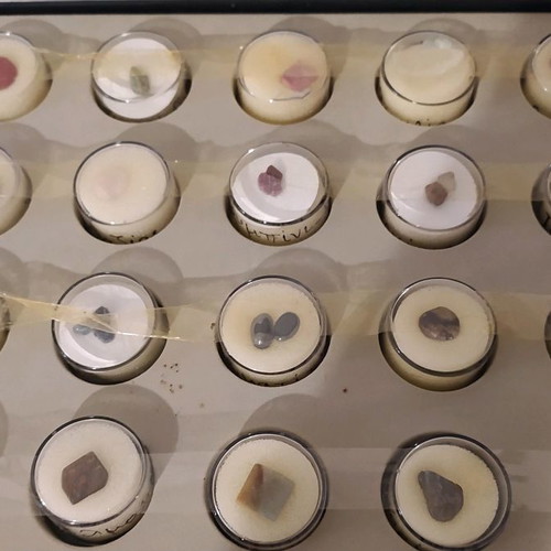 Thesavroi tis Gis case with precious stones used