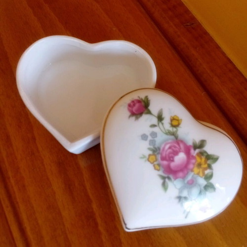 Porcelain decorative heart-shaped box like new