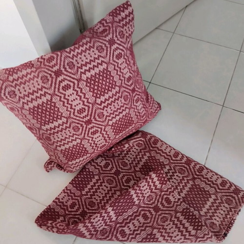 Woven traditional pillows like new, 50x50 cm, burgundy, set of 2