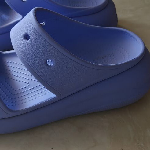 Crocs Crush platform sandals, size W8 38/39, blue purple
