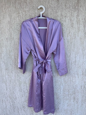 Lilac satin kimono robe like new, one size, pink purple