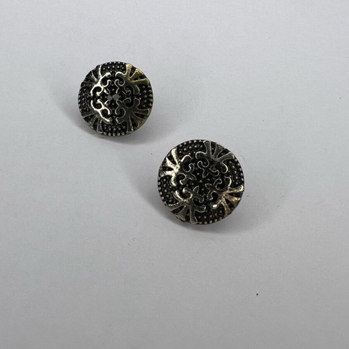 Earrings used with embossed designs gold-colored