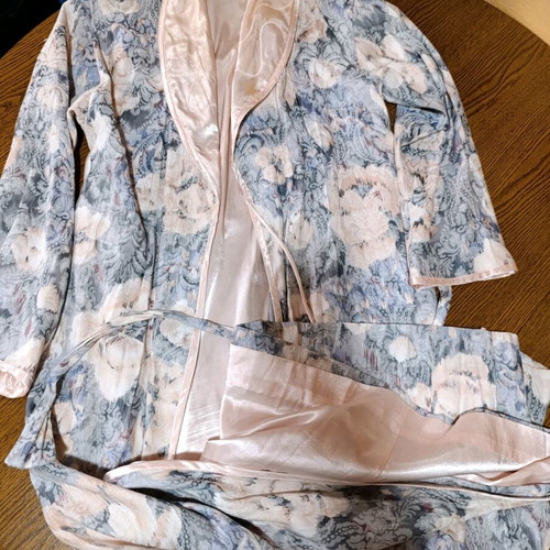 Silk robe M/L like new