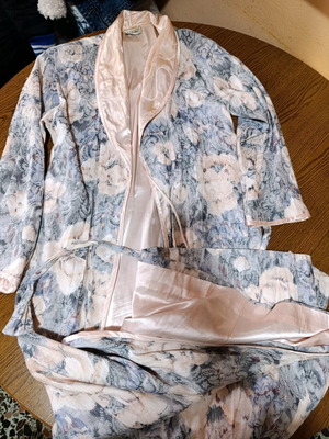 Silk robe M/L like new