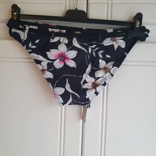 O'neill bottom size 38 new with tags, multicolor
