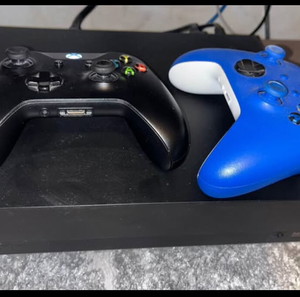 Xbox one X (4K) με δύο χειριστήρια