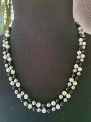 Necklace new with pearls in three colors
