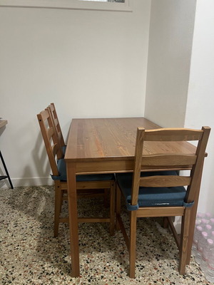Μοντέρνο ξύλινο τραπέζι κουζίνας σαν καινούργιο με 4 καρέκλες IKEA