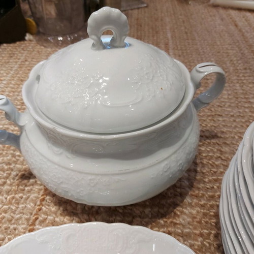 Bavaria porcelain dish set like new, 14 round plates, 2 oval, tureen