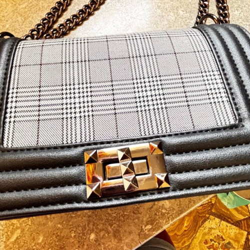 Women's shoulder bag like new, black and white plaid with chain