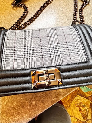 Women's shoulder bag like new, black and white plaid with chain