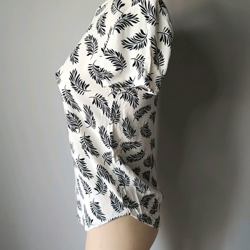 H&M Women's Short-Sleeve Blouse White with Black Floral Pattern Size XS