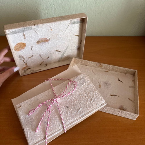 Letter writing set with dried flowers, new, 9 envelopes and sheets