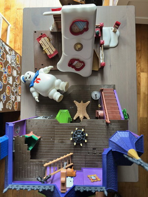 Комплект Playmobil къщи като нов с фигури от Ghostbusters и Scooby Doo