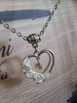 Handmade Valentine's necklace heart-shaped with white roses and silver 50cm chain new