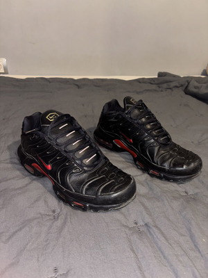 Nike Air Max Plus Premium sneakers used, size 45, black and red