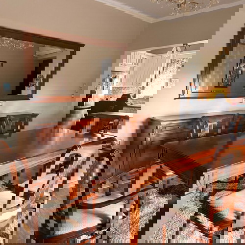 Τραπεζαρία με μπουφέ και καθρέφτη σαν καινούργια