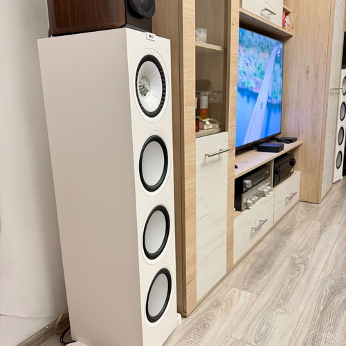 KEF Q950 floorstanding speakers like new with warranty