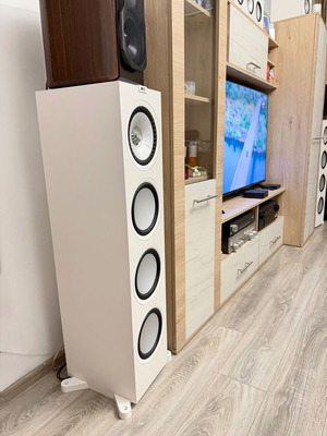 KEF Q950 floorstanding speakers like new with warranty