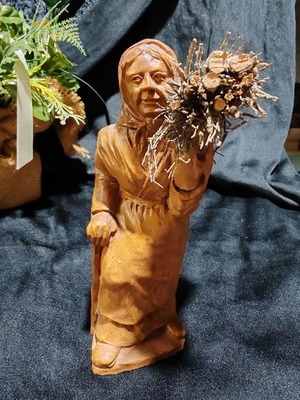 German vintage woodcarving 'Grandmother with sticks' Black Forest art (16 cm)