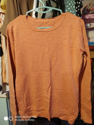 Thin wool sweater like new, size M/L, orange