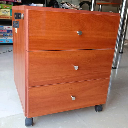 Desk and drawer unit like new from Neoset with lockable drawers