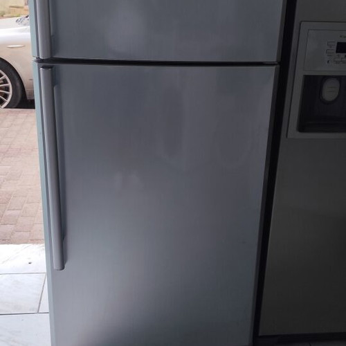 Samsung refrigerator like new with top freezer, fully functional