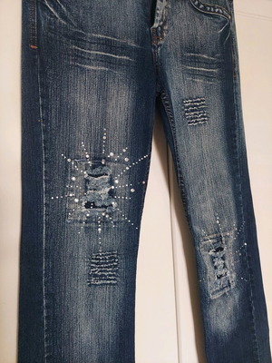 Γυναικείο Blue Jean παντελόνι σαν καινούργιο, μπλε με σκισίματα και στρας