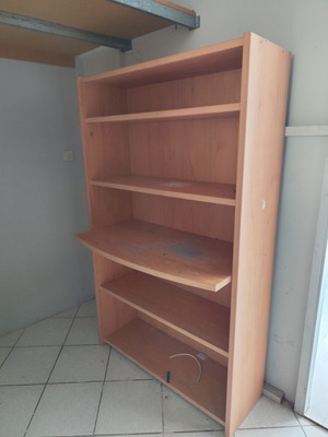 Γραφείο με ράφια σαν καινούργιο, ιδανικό για γραφείο ή βιβλιοθήκη