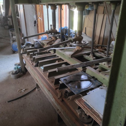 Woodworking press with three heads