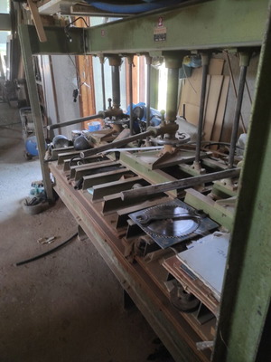 Woodworking press with three heads