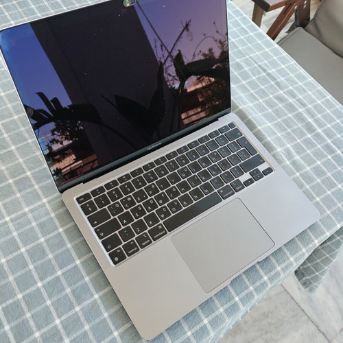 Apple MacBook Air M1 2020 13" 8GB RAM 256GB SSD like new