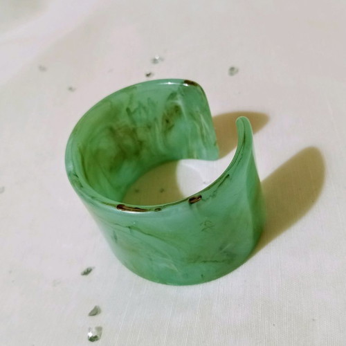 Green bracelet large cuff style made of acrylic resin new